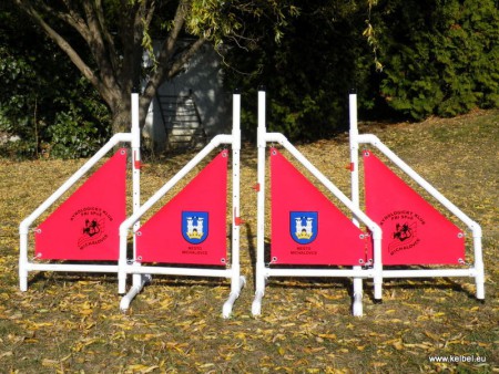 JUMP OBSTACLE WITH RUBBER SHEET WING AND LOGO